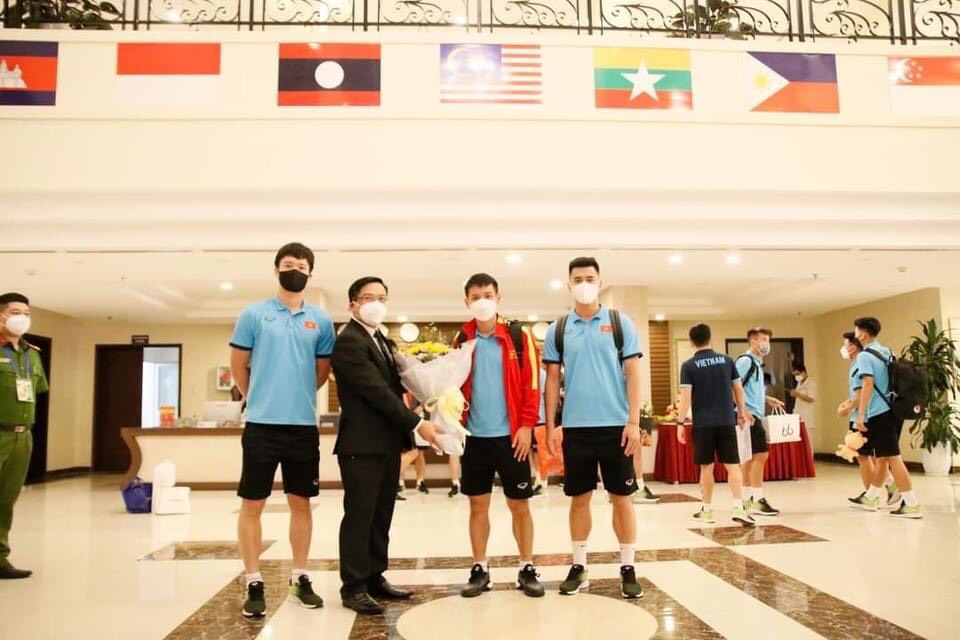 Đại diện khách sạn Sài Gòn - Phú Thọ tặng hoa cho các cầu thủ đội tuyển U23 Việt Nam